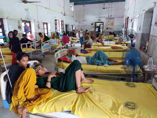 सदर अस्पताल के जनरल वार्ड में गर्मी से बेहाल मरीज, निजी पंखे लगाने को मजबूर